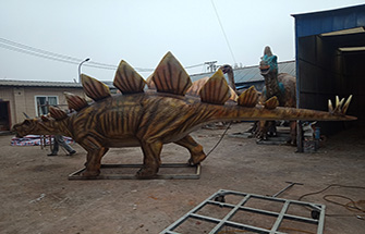 Attention To Getting On And Off At The Animated Dinosaur Exhibition